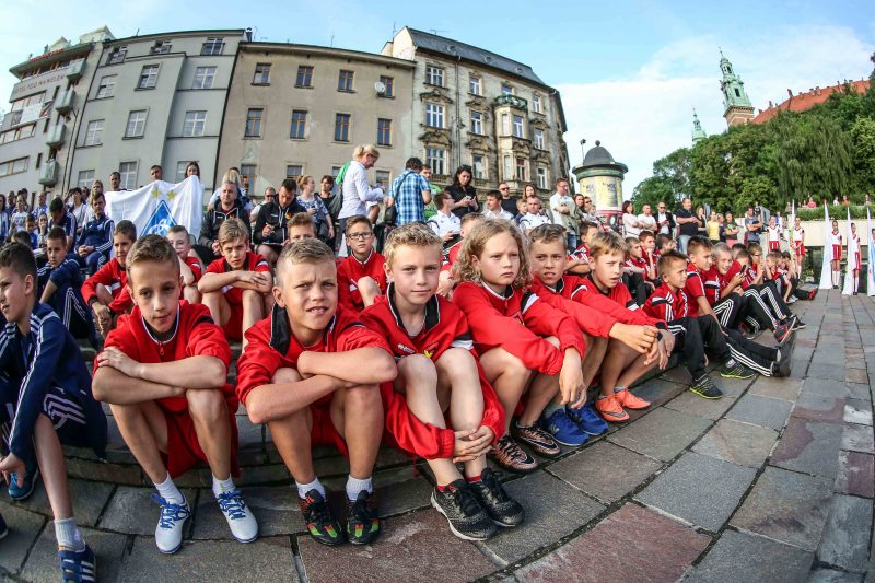 Adam Zięba z drużyną Jagiellonii podczas losowania składu grup.